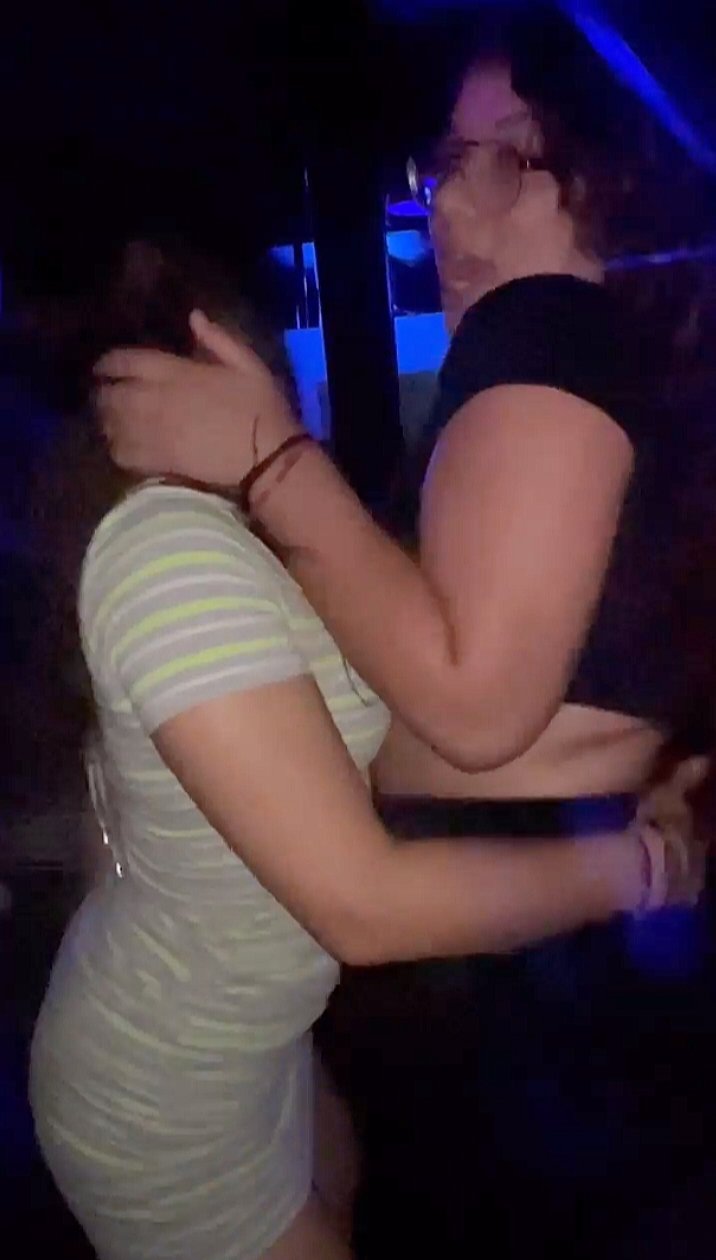 Pareja de putas perreando en la discoteca - Porn - EroMe