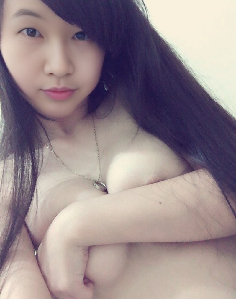 Asian well shaped GF posing #4iJTq9rE