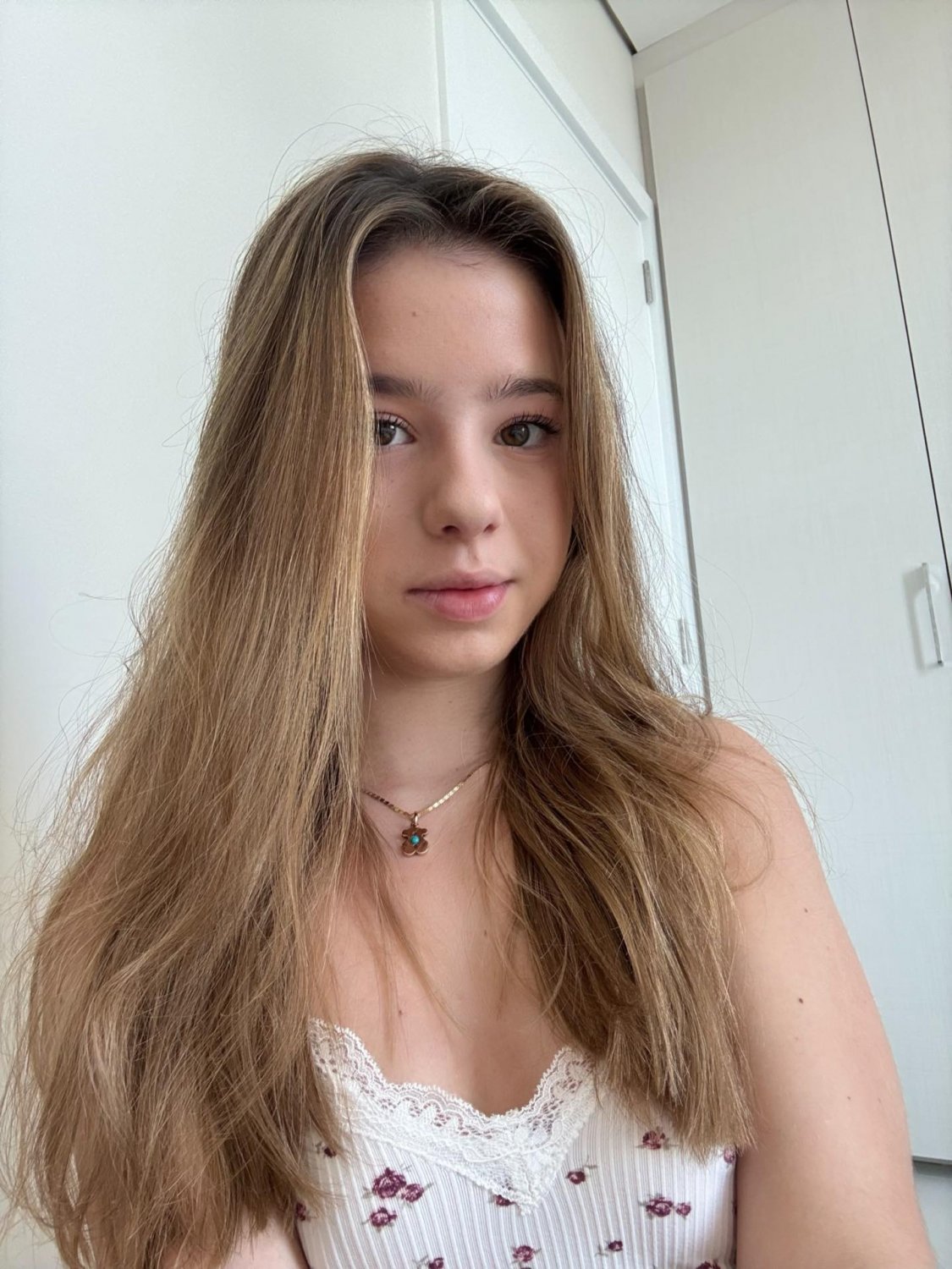 Hermosa jovencita rubia de la web masturbándose en vivo #X9FsBpvw