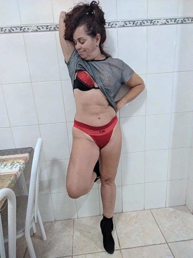 Coroa gostosa e safada ama chupar uma vara cabeçuda #TDTtdYwX